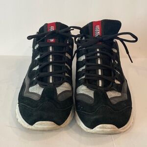 Sketchers Energy Sport Black and Silver Sport Low Top Sneakers